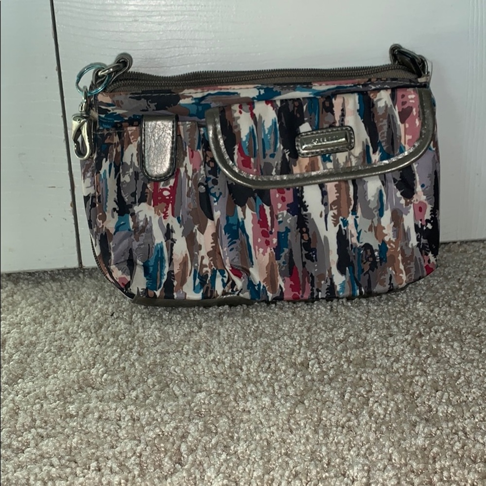 A crossbody bag